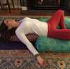 Femme en posture de yoga doux pour apaiser le système nerveux