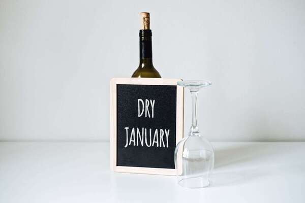 "Et si tu Profitais de « Dry January »  pour faire des économies sur tes assurances ? " :