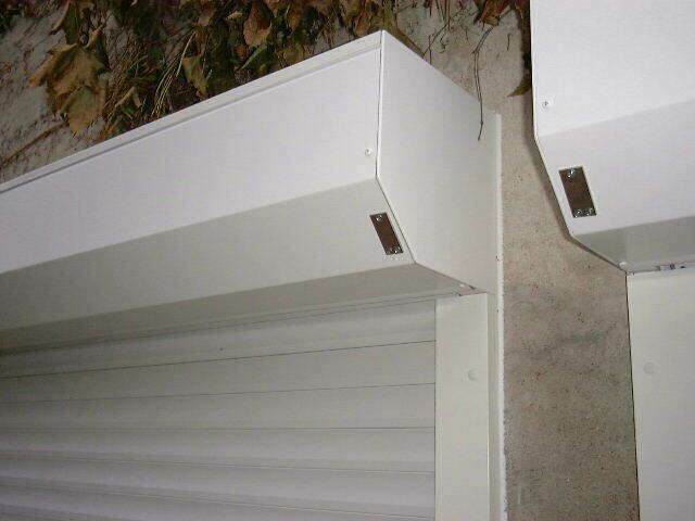 rideau4_lames_pas_55_acier_laque_blanc_caisson_250