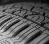 pneus usés sur route avec kilométrage affiché