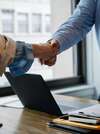 Experts en psychologie du travail intervenant méthodiquement