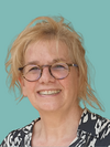 Portrait de Sylvie souriante avec fond neutre