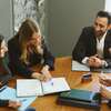 avocats discutant droit des affaires