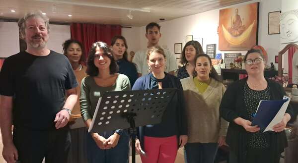 Pourquoi chanter nous rend plus heureux : les secrets de la dopamine et de l’endorphine