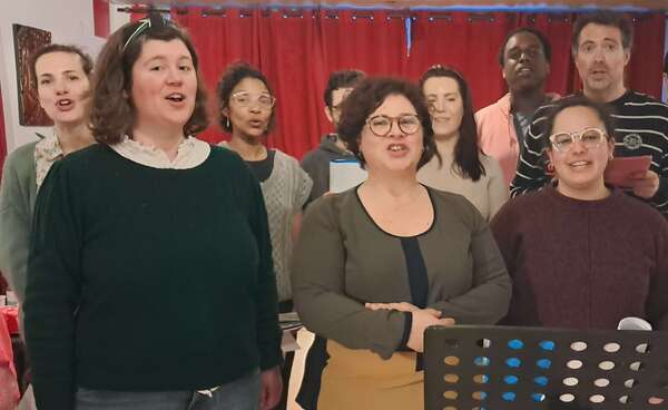 Pourquoi certaines personnes ressortent profondément détendues après un cours de chant