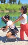 main touchant doucement peau symbolisant toucher vibratoire subtil