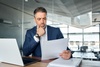 Femme réfléchissant à la préparation de cession d'entreprise
