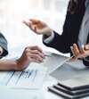 Deux professionnels discutent fiscalité patrimoine cession entreprise