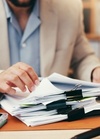 Femme réfléchissant à la préparation de cession d'entreprise