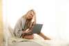 Femme dans un lit avec ordinateur