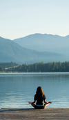 Femme méditant au bord d un lac calme en pleine nature