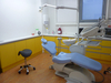 Salle de soins aux meubles jaunes du cabinet dentaire à Nay