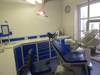 Salle de soins aux meubles bleus du cabinet dentaire à Nay
