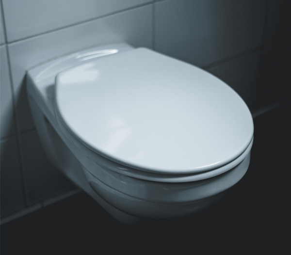 Image de WC illustrant la récupération d'eau de pluie pour alimenter la chasse d'eau des WC 