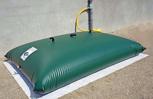 Citerne souple Citerpack de 5m3 pour la récupération d'eau de pluie, connectée à un collecteur filtrant de gouttière. Ce système permet de stocker efficacement l'eau de pluie  tout en filtrant les débris