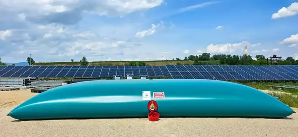 Les avantages de combiner une citerne souple de stockage d’eau de pluie avec des panneaux solaires