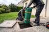 Citerne souple enroulée en cylindre passée par une trappe de 50 x 50 cm dans une terrasse en béton pour rejoindre le vide sanitaire