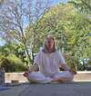 Alexia Esprit YoGaïa méditant en extérieur
