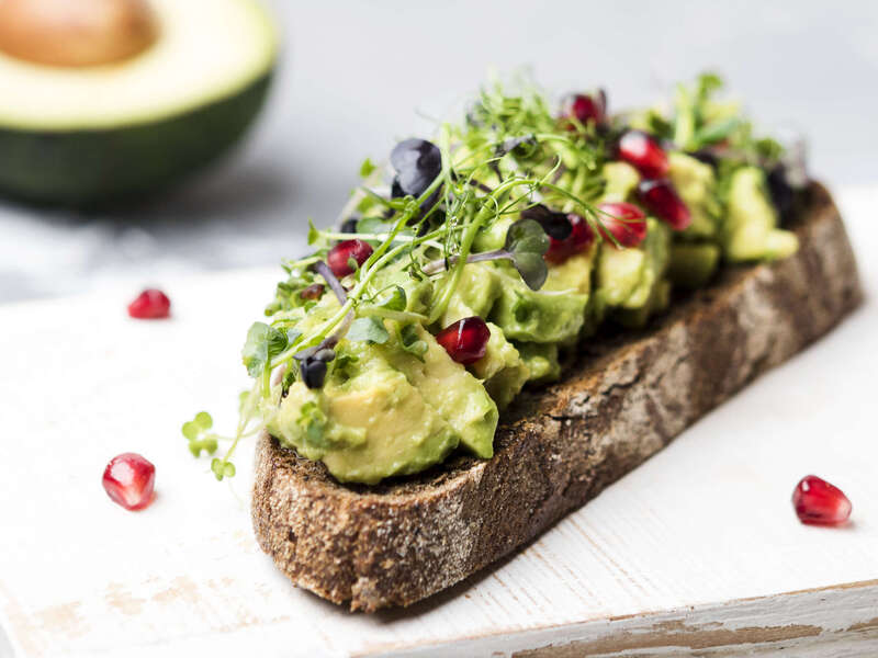 tranche-pain-a-avocat-pates-et-legumes-gros-plan