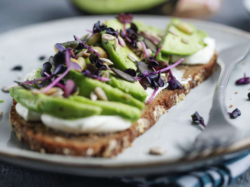 toast-a-l-avocat-sur-assiette