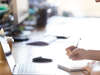 flexibilité juridique avec ordinateur et documents