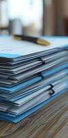 bureau organisé avec documents juridiques et outils administratifs