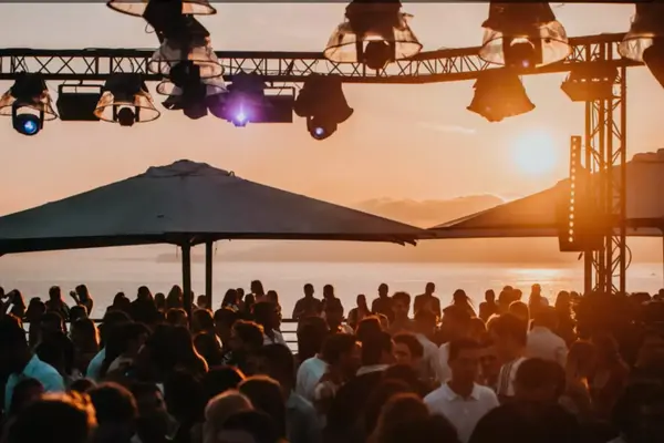 R2 Le Rooftop à Marseille : Le Spot incontournable pour des soirées magiques face à la mer