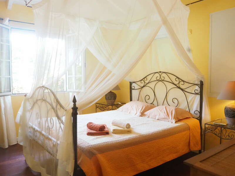 chambre_villa_courbet__vue_piscine