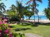 parc tropical avec piscine et accès plage