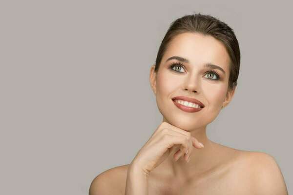 LES FACETTES CÉRAMIQUES ET LA LIGNE DU SOURIRE