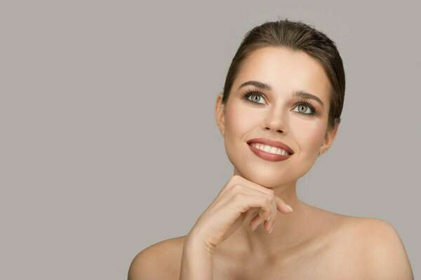 LES FACETTES CÉRAMIQUES ET LA LIGNE DU SOURIRE