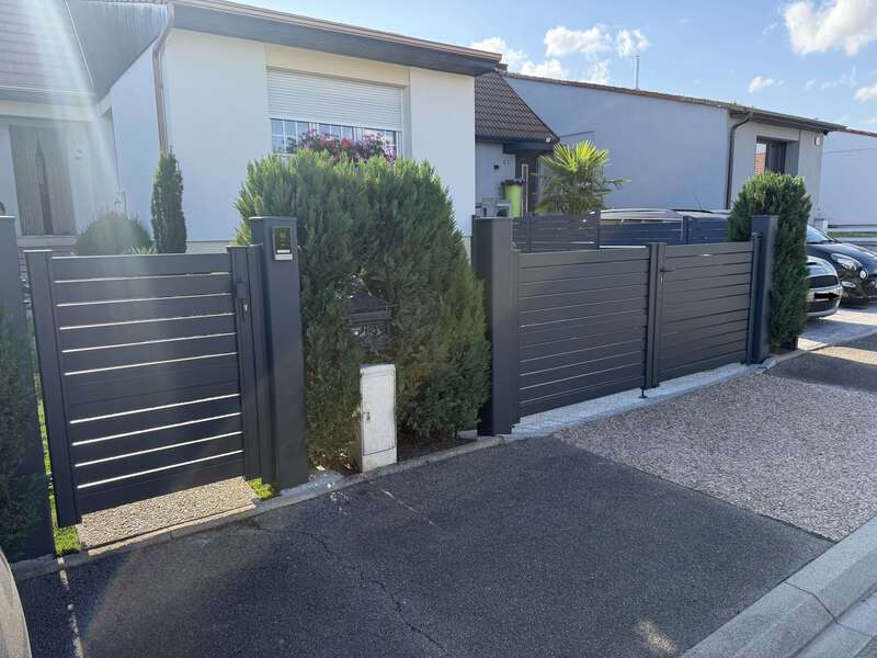 cloture_et_portail_gris