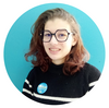 Portrait de Mathilde souriante avec fond neutre