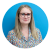 Portrait de Mathilde souriante avec fond neutre