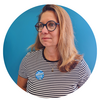 Portrait de Mathilde souriante avec fond neutre