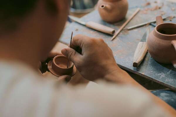 La symbolique des métiers en psychogénéalogie : ce que votre rapport au travail peut raconter de votre histoire familiale
