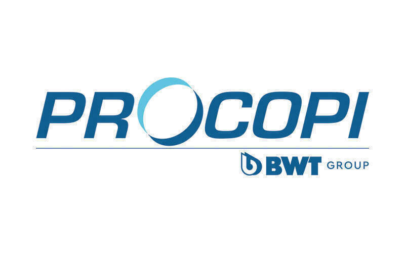 PROCOPI a été créé en 1988 et est un des plus anciens fournisseurs pour les professionnels de la piscine. Il a été racheté en 2017 par BWT (Best Water Technology). Procopi dispose de 3 usines implantées en Bretagne et produit ses propres moules d’injection et injecte ses propres pièces en PVC ou en ABS dans un de ces ateliers. Procopi dispose d’une stratégie de production forte, d’une logistique et d’un stockage important.

Les unités de productions :

- Guingamp (22) est spécialisée dans la fabrication des pièces à sceller, les couvertures automatiques, les lames PVC pour la fabrication des tabliers de volet automatiques ;

- Le Rheu/Rennes (35) est spécialisé dans le liner, la bâche à barres, la bâche d’hiver et la bâche à bulles ;

- Pleumeleuc (35) est spécialisée dans la fabrication des filtres à sables, les pompes à chaleur, les coffrets électriques, la motorisation pour les couvertures automatiques.

L’expérience combinée de Procopi et de BWT font de ce partenaire un fournisseur de qualité, avec des produits et des équipements FABRIQUES EN FRANCE.