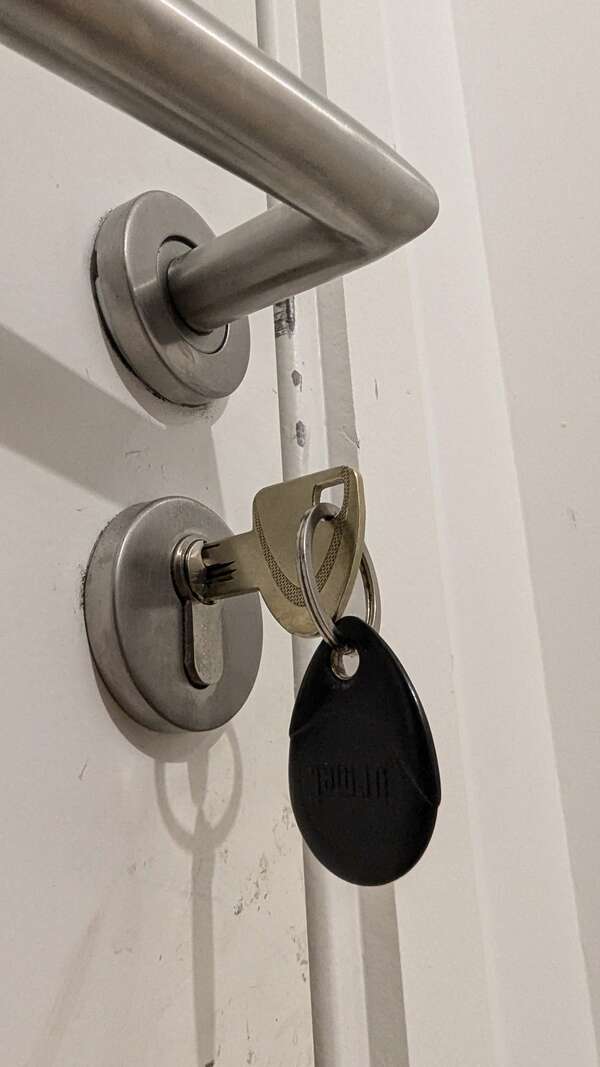  Laisser sa clé sur la serrure pendant la nuit : Bonne ou mauvaise idée ? 