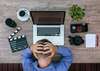 homme qui a besoin d'un dépannage informatique