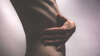 Main caressant flanc corps profil symbolisant ouverture corporelle