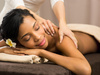 Femme recevant massage intuitif détente et bien-être corporel