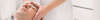 Femme pratiquant un massage intuitif du visage masculin