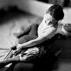 Main caressant flanc corps profil symbolisant ouverture corporelle