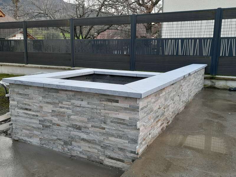 Jardinière béton avec revêtement en pierres