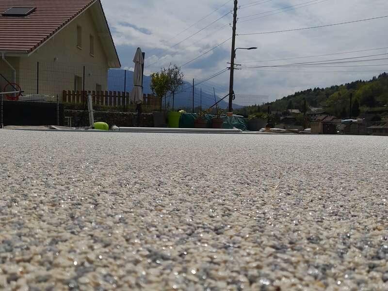 Revêtement terrasse en gravier résiné
