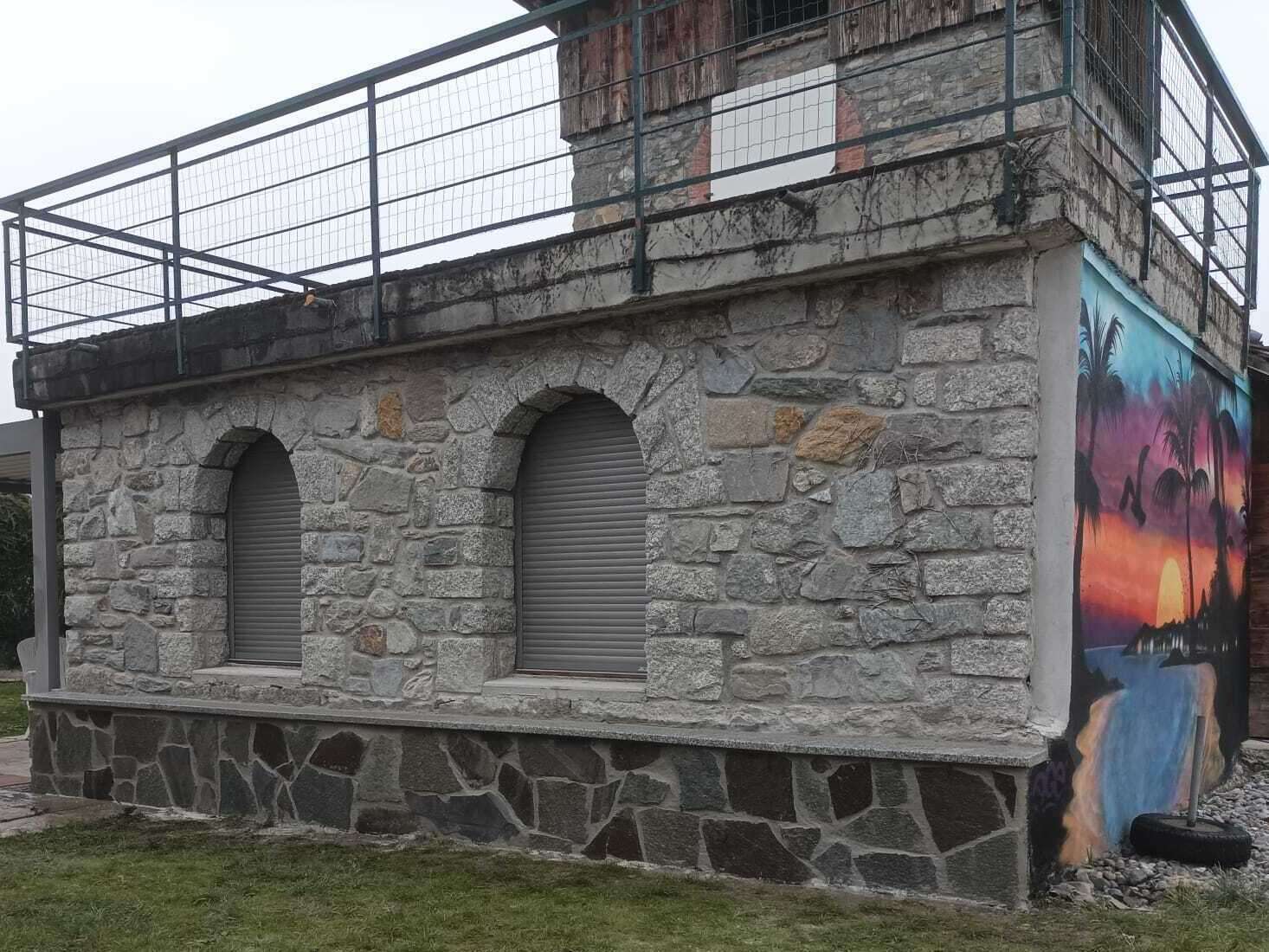 Pose de pierres naturelles en parement sur partie basse de la structure