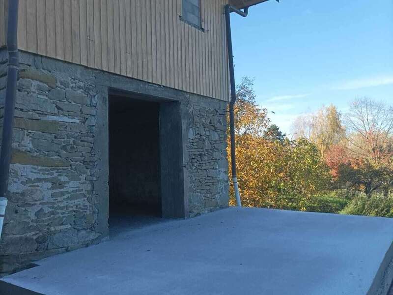 Réalisation d'une ouverture sur façade avec dallage extérieur en vue d'une extension 