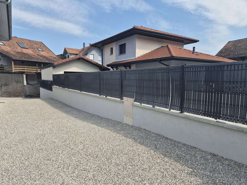 Réalisation d'enduit de finition avec pose de couvertine