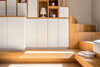 Mobilier bois clair et étagères créatives avec lumière naturelle