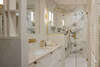 Salle de bain moderne avec finitions dorées et marbre élégant